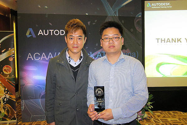自力教育代表与ACAA管理中心常务副总王东合影